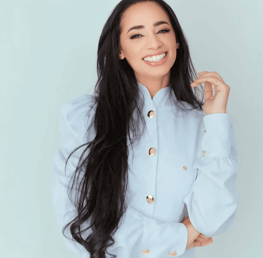 Cassia Santos sorrindo, em foto profissional
